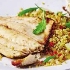 FILETE DE PESCADO CON QUINOA Y VERDURAS.